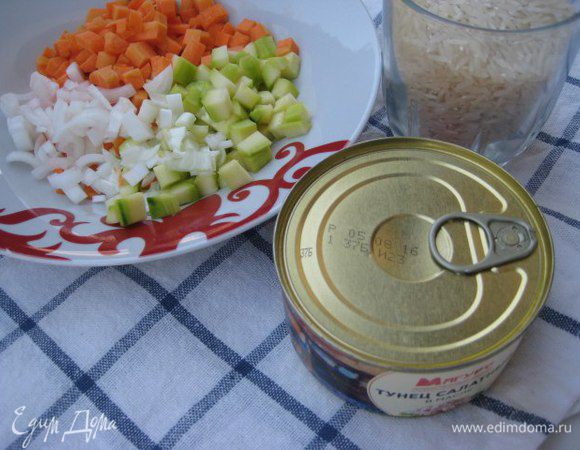 Приготовить омлет: взбить яйца в миске, в сковороде разогреть 1 ст. л. масла, обжарить яйца, помешивая, убрать на тарелку. Овощи можно брать замороженные, я готовила из свежих: порезала кубиками кабачок, морковь, белую часть зеленого лука. Можно по вкусу брать смесь с кукурузой и ростками бамбука. Зеленый горошек я взяла замороженный.
Отварить рис до готовности.