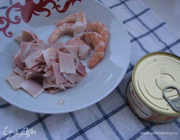 Порезать ветчину кубиками, очистить креветки.