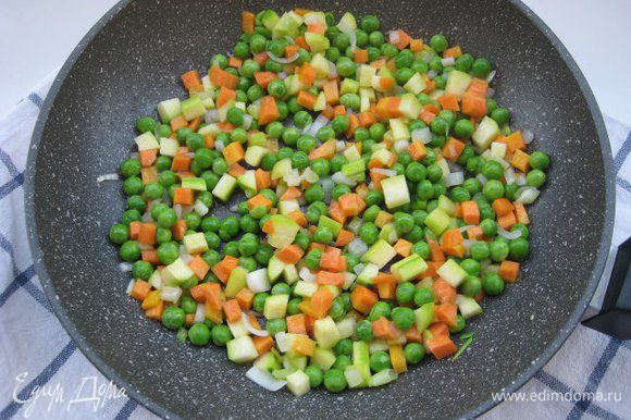 Разогреть в сковороде кунжутное масло, обжарить овощи в течение 5 минут.