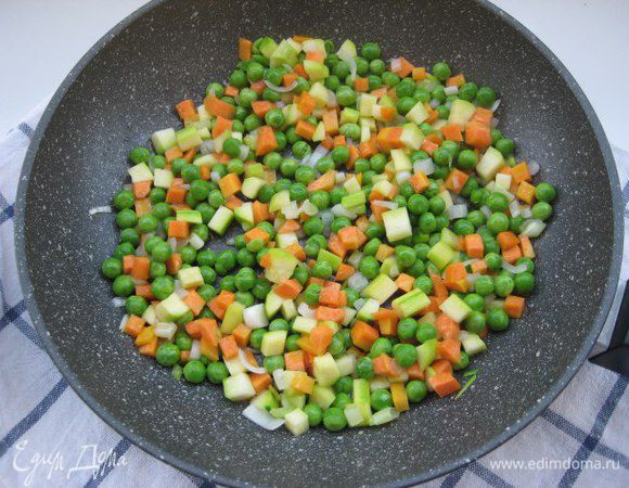 Разогреть в сковороде кунжутное масло, обжарить овощи в течение 5 минут.