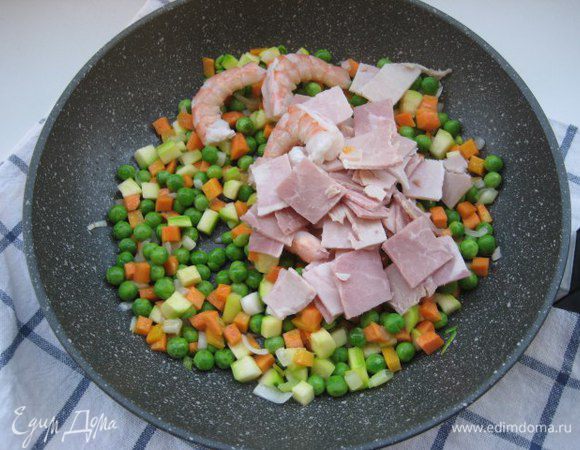 Добавить ветчину и креветки, обжарить пару минут.