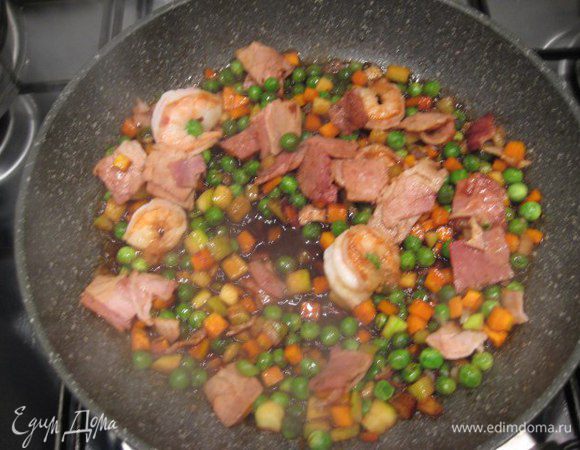 Влить соевый соус и жидкий мед, перемешать.