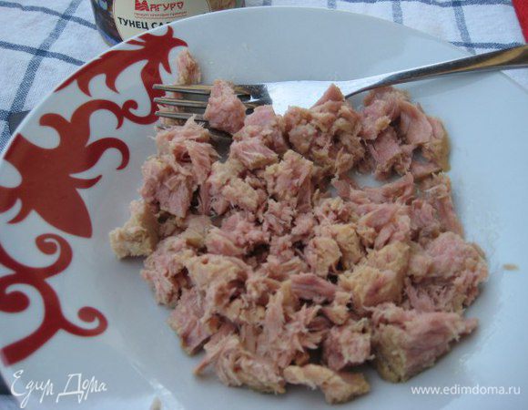 С тунца ТМ «Магуро» слить масло, размять вилкой.