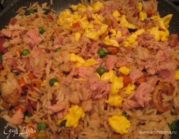 Выложить тунца в сковороду, перемешать, накрыть крышкой и оставить на пару минут, дать подружиться всем ароматам.