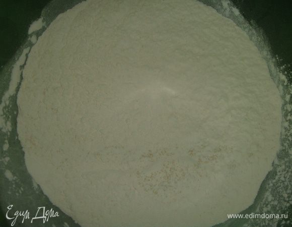 Сначала приготовим начинку. В чашке смешать просеянную муку, сахар, соль, дрожжи.