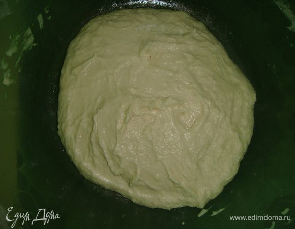 Накрыть посуду с тестом пищевой пленкой и убрать в теплое место на 1 час.