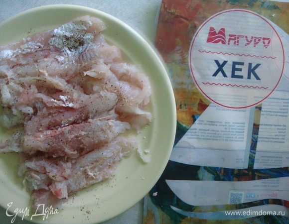 Филе хека посолить, поперчить и перемешать.