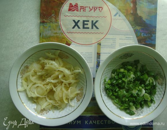 Репчатый лук почистить, нарезать тонкими полукольцами и обжарить на 1 ст. л. сливочного масла до золотистого цвета. Немного посолить и поперчить. Зеленый лук помыть и мелко нарезать.