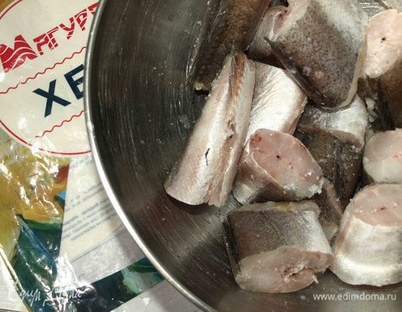 Размороженного хека хорошо очистить, промыть и нарезать (по желанию) кусками. Посолить и оставить на 20 минут. 