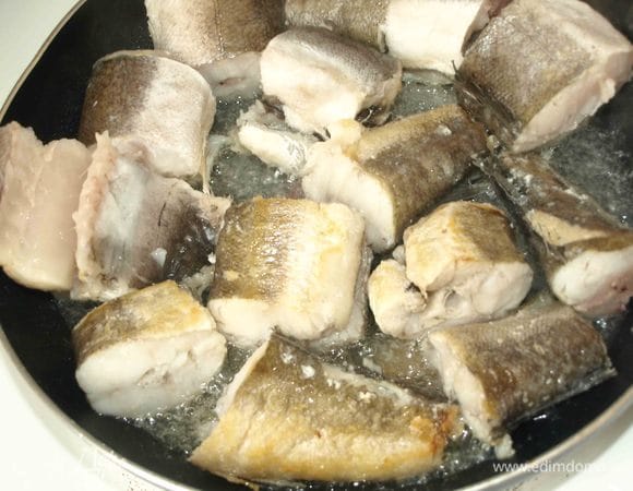 На разогретую сковороду добавить растительное масло. Обжарить в масле кусочки рыбы. По желанию можно обвалять рыбу в муке. 