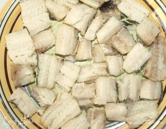 Готовую рыбу выкладываем на блюдо. Даем остыть. Когда рыба остынет, ее надо разобрать. Удалить все кости, остатки плавников. 