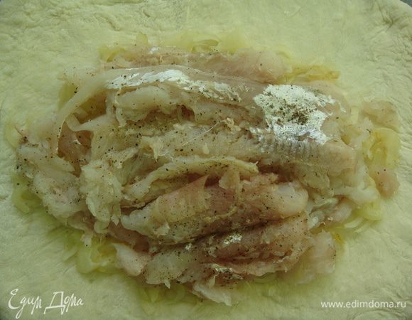 На лук кладем филе хека.