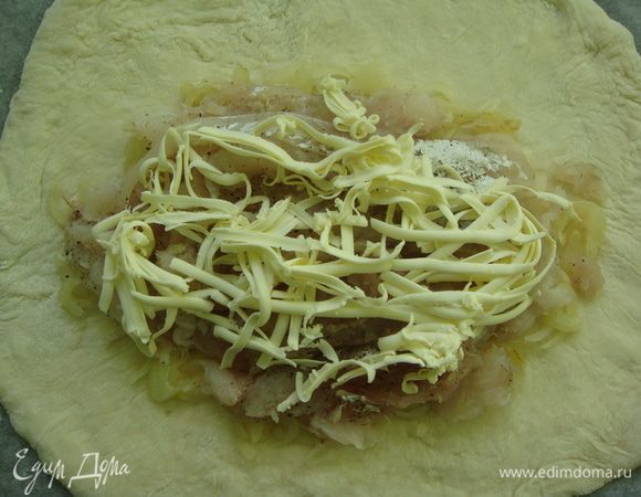 На крупной терке натереть сливочное масло.