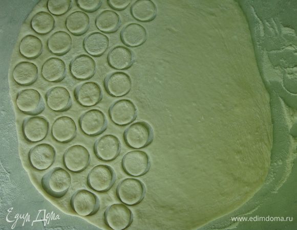 Оставшееся тесто тонко раскатать и вырезать крышкой от бутылки кружки, это будет чешуя рыбы.