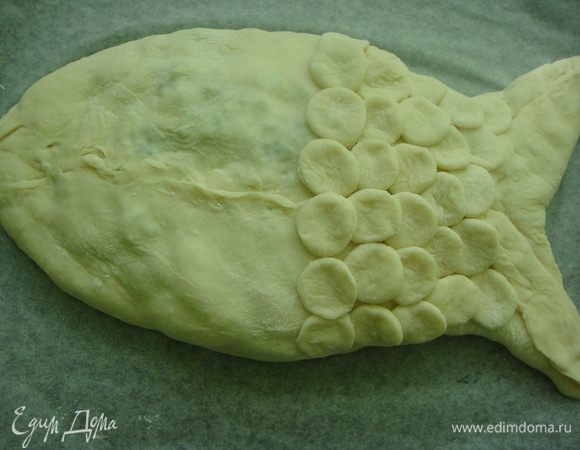 Начинаем выкладывать чешую внахлест, начиная с хвоста.