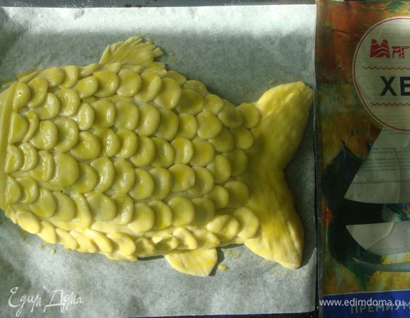 Смазать пирог яичным желтком и поставить выпекаться в разогретую до 190°С духовку на 25-30 минут, до золотистого цвета.