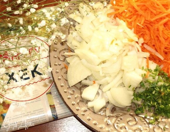 Морковь натереть на терке, лук разрезать на четыре части и нашинковать. Количество моркови и лука указано в очищенном виде. Стебли петрушки мелко порубить. 