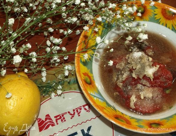 Томатную пасту, перец, соль, сахар, лимонный сок, воду, чеснок (по желанию. Тогда  необходимо отрегулировать количество сахара) соединить в однородную массу.