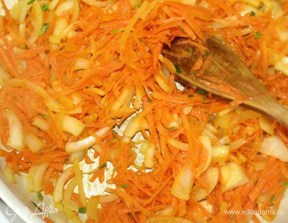 Разогреть сковороду. Добавить 2 столовые ложки растительного масла. Отправляем в сковороду овощи и томим, пока овощи не станут мягкими.