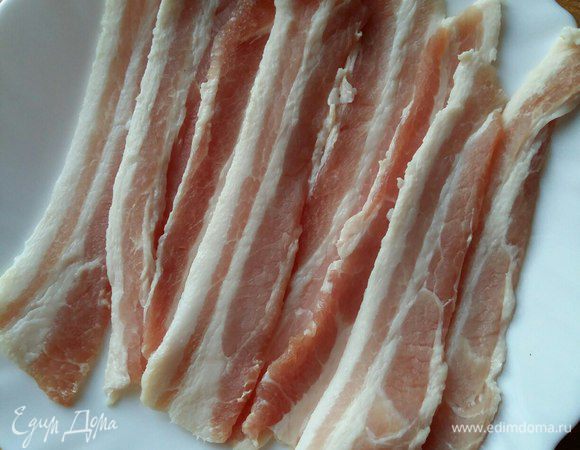 Сделаем рулетики. Для этого подготовим бекон, впрочем, что его готовить, он уже готов :) только достать с упаковки. Я взяла остатки того, что было в наличии.