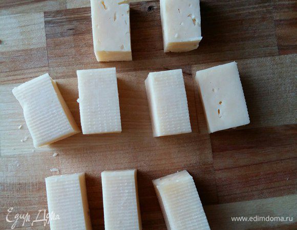 Нарежем сыр ломтиками толщиной примерно 3x1,5 см. Сегодня у меня был сыр «Российский», с ним я делала рулетики в первый раз, думаю, что лучше использовать либо моцареллу либо адыгейский сыр, потому что российский меня подвел и много сыра вытекло :( 