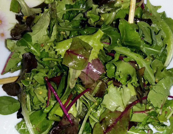 Теперь промоем наш листовой салат под проточной водой, немного обсушим на полотенце и переложим в салатник.