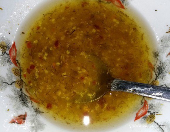 Очередь за заправкой. Смешаем в мисочке: горчицу (совет — обязательно используйте зернистую, дает в салате невероятный вкус), сахар, яблочный или винный уксус (что есть в доме), соль, помолоть перец чили, совсем немного, влить теплую воду и все тщательно размешать. Затем добавить оливковое масло и все еще раз перемешать до однородности.