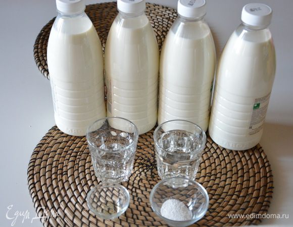 Подготовить ингредиенты. Молоко нужно брать жирное (у меня цельное 3,6-4%), из деревенского получится, наверно, вкуснее всего, и по весу выйдет больше. Сычужный фермент — органическое вещество, которое помогает отделить белки от молочной сыворотки, продается в специализированных интернет-магазинах для сыроделия. Бывает жидкий или порошковый. У меня 1/4 ч. л. жидкого сычужного фермента, количество зависит от типа сычужного фермента. Вода и лимонная кислота.