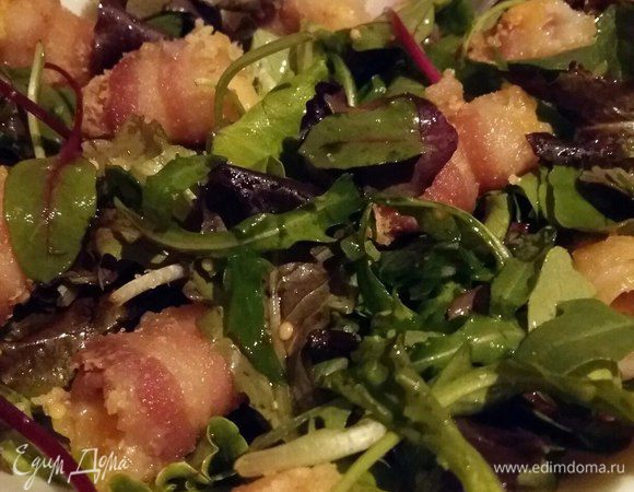 Перемешаем салат с заправкой, выложим сверху наши рулетики и еще раз перемешаем, чтобы бекон и сыр «подружились» с остальными компонентами салата :)