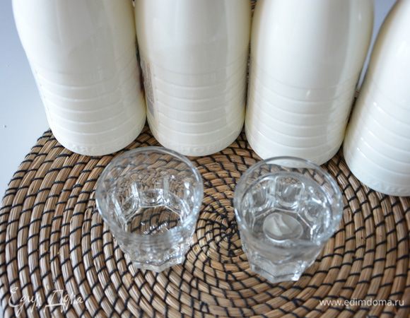 Сычужный фермент смешать с 50 мл воды. Лимонную кислоту растворить в 120 мл воды.