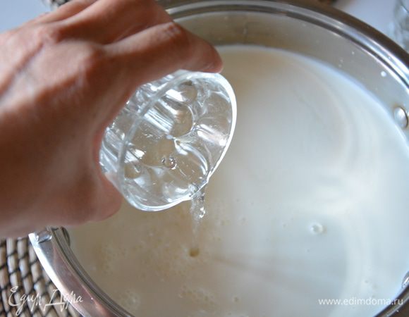 Вылить молоко в кастрюлю. Добавить воду с лимонной кислотой, перемешать.