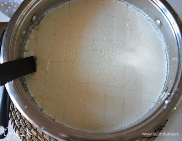 Разрезать створоженную массу длинным ножом вдоль и поперек.