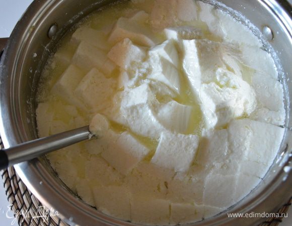 Подогреть до 43°С. Тут точность в градусах не так важна, выключить, как только молочные белки начали хорошо отделяться.