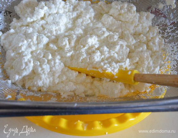 Выловить отделившуюся массу шумовкой и переложить в сито. Таким образом выловить всю сырную массу. Если есть большая тара, то можно просто процедить. Дать стечь сыворотке (минут 5-10).