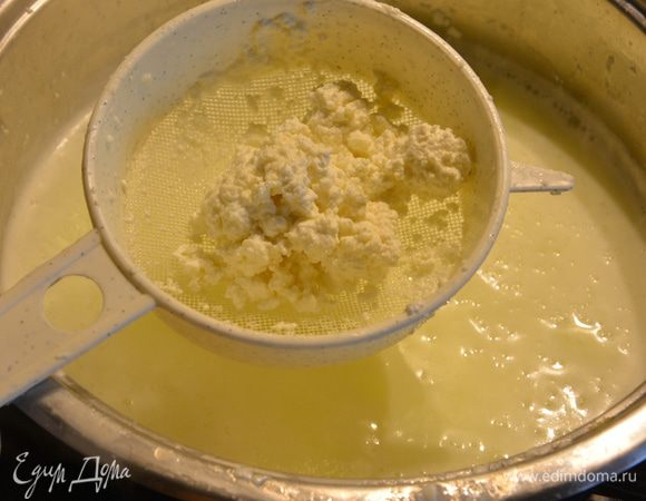 Сыворотку вернуть в кастрюлю и довести до кипения или до 80°С (тут точность не так важна, нам главное расплавить сыр). Наденьте чистые перчатки, т.к. мы будем лепить шарики моцареллы в кипятке. Взять немного сырной массы, окунуть ее в горячую сыворотку на несколько секунд (можно использовать маленькое сито или шумовку).