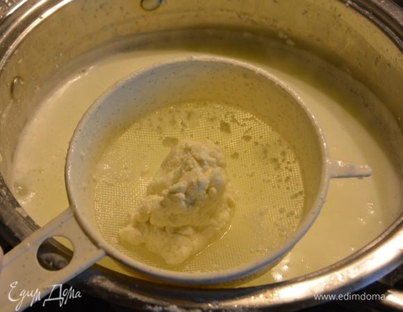 Масса должна начать плавиться. Помять ее руками. Снова опустить в горячую сыворотку.