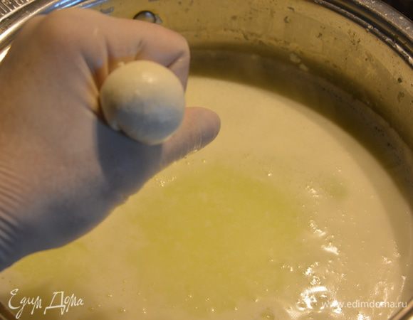 Далее сжимаем массу в кулачке и выдавливаем шарик, защипляя пальцами конец шарика и отрываем.