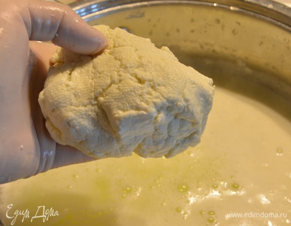 Опустить сырную массу в сыворотку, размять руками.