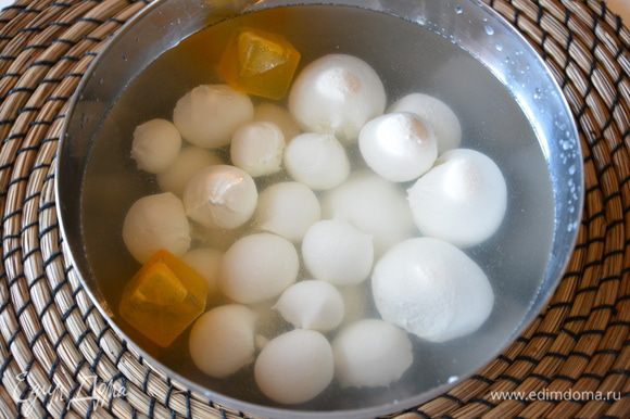Готовые шарики моцареллы кидать в заранее подготовленную миску с ледяной водой. Из 4-х литров молока вышло 560 г свежей моцареллы.