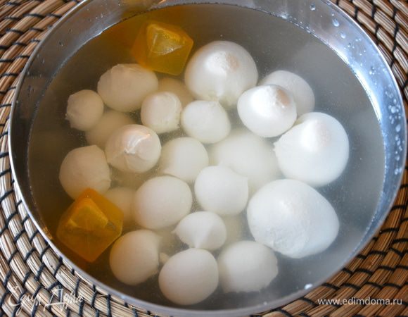 Готовые шарики моцареллы кидать в заранее подготовленную миску с ледяной водой. Из 4-х литров молока вышло 560 г свежей моцареллы.