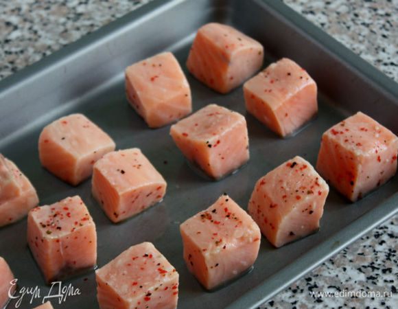 Духовку разогреть до 180°С. Противень слегка смазать оливковым маслом и выложить на него рыбу (внизу та сторона, где была кожа). Запекать 13-15 минут.