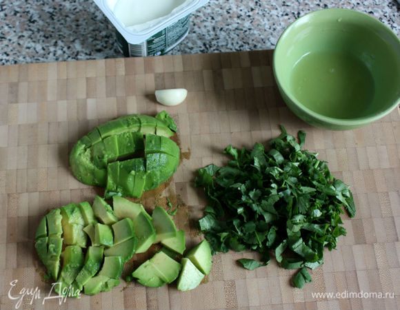 Авокадо очистить и нарезать крупно, кинзу и чеснок порубить.