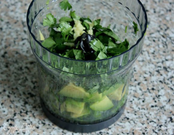 Сложить в блендер авокадо, кинзу, чеснок, влить лимонный сок и хорошо пюрировать.