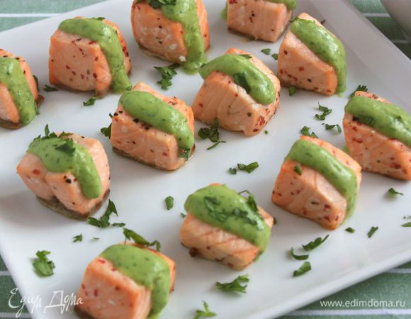 Рыбу выложить на блюдо, можно немного полить кусочки соусом, остальной подать в соуснике, присыпать рубленой кинзой. Красивая и быстрая горячая закуска порадует вас!
Приятного аппетита!
