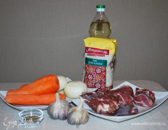 Баранину режем на крупные куски, овощи чистим.