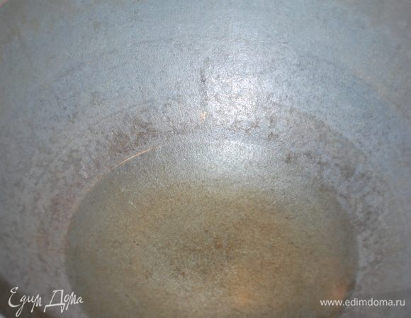 В казан наливаем масло и хорошо накаливаем. Это для того, чтобы из мяса не вытек сок и мясо запечаталось, образовалась корочка, весь сок будет в мясе.