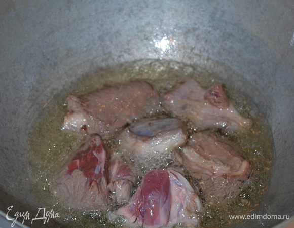 Масло раскалилось, кладем мясо. Жарим на сильном огне до румяной корочки.