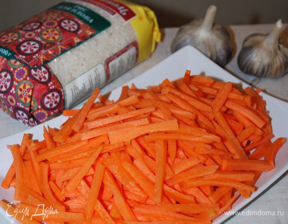 Пока лук обжаривается, режем морковь полосками.