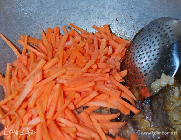 К мясу с луком добавляем морковь.