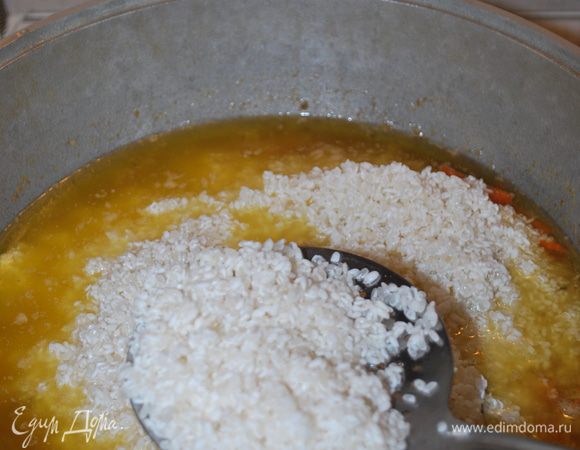 Кладем сверху аккуратно рис.